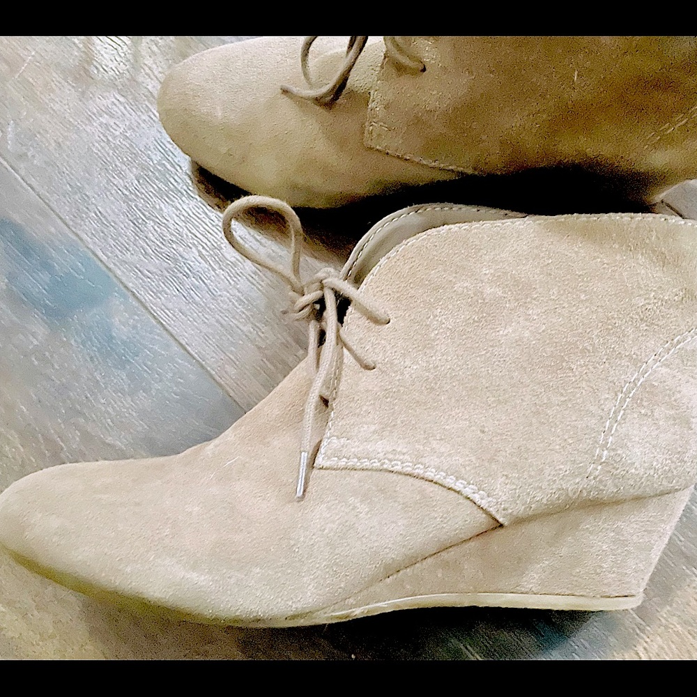 Suede wedges VGUC 7.5 Nine West